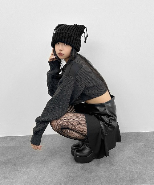 LVEU.(ラブユ.)の「【LVEU.】ドッキングショートニット / トップス ニット ショート クロップド Vネック パッチ 肩パッチ 異素材 ブラック グレー(ニット/セーター・レディース・ブラック/グレー・FREE)」の7枚目の写真