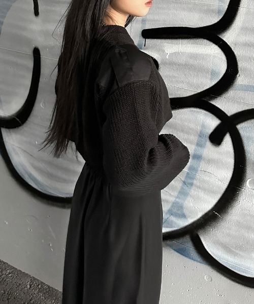 LVEU.(ラブユ.)の「【LVEU.】ドッキングショートニット / トップス ニット ショート クロップド Vネック パッチ 肩パッチ 異素材 ブラック グレー(ニット/セーター・レディース・ブラック/グレー・FREE)」の9枚目の写真