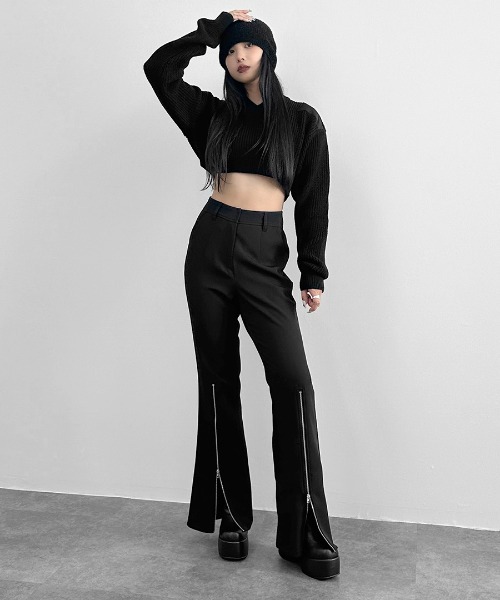 LVEU.(ラブユ.)の「【LVEU.】ドッキングショートニット / トップス ニット ショート クロップド Vネック パッチ 肩パッチ 異素材 ブラック グレー(ニット/セーター・レディース・ブラック/グレー・FREE)」の13枚目の写真