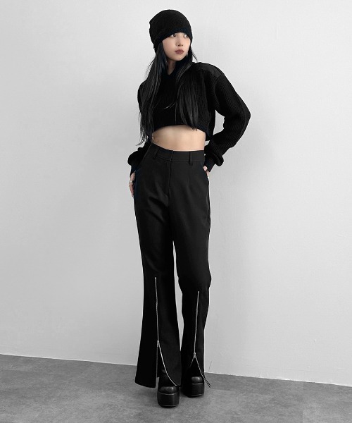 LVEU.(ラブユ.)の「【LVEU.】ドッキングショートニット / トップス ニット ショート クロップド Vネック パッチ 肩パッチ 異素材 ブラック グレー(ニット/セーター・レディース・ブラック/グレー・FREE)」の14枚目の写真