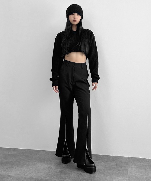 LVEU.(ラブユ.)の「【LVEU.】ドッキングショートニット / トップス ニット ショート クロップド Vネック パッチ 肩パッチ 異素材 ブラック グレー(ニット/セーター・レディース・ブラック/グレー・FREE)」の21枚目の写真