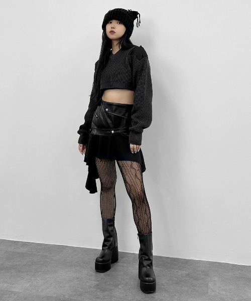 LVEU.(ラブユ.)の「【LVEU.】ドッキングショートニット / トップス ニット ショート クロップド Vネック パッチ 肩パッチ 異素材 ブラック グレー(ニット/セーター・レディース・ブラック/グレー・FREE)」の22枚目の写真