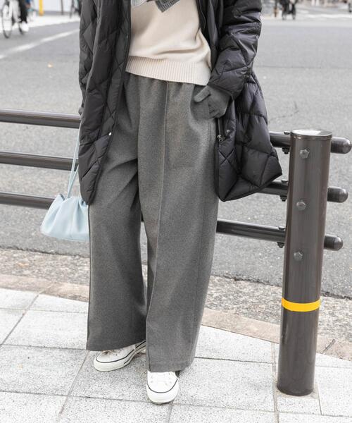 URBAN RESEARCH DOORS(アーバンリサーチドアーズ)の「ヘリンボーンピンタックイージーパンツ(その他パンツ・レディース・チャコールグレー/ベージュ・MEDIUM)」の2枚目の写真