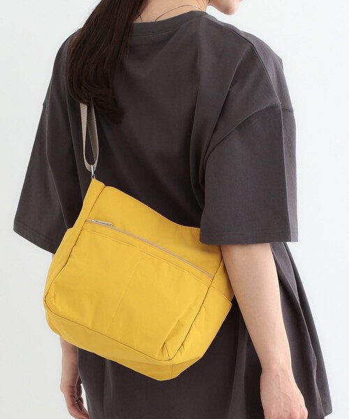 SHOO・LA・RUE(シューラルー)の「【撥水】10ポケットスクエアショルダーバッグ(ショルダーバッグ・レディース・グレー/アイボリー/ブラック/ライトブルー/イエロー・00)」の1枚目の写真