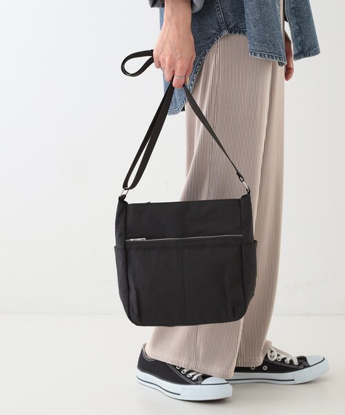 SHOO・LA・RUE(シューラルー)の「【撥水】10ポケットスクエアショルダーバッグ(ショルダーバッグ・レディース・グレー/アイボリー/ブラック/ライトブルー/イエロー・00)」の6枚目の写真