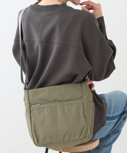 SHOO・LA・RUE(シューラルー)の「【撥水】10ポケットスクエアショルダーバッグ(ショルダーバッグ・レディース・グレー/アイボリー/ブラック/ライトブルー/イエロー・00)」の7枚目の写真