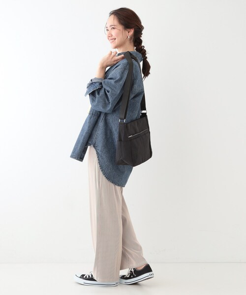 SHOO・LA・RUE(シューラルー)の「【撥水】10ポケットスクエアショルダーバッグ(ショルダーバッグ・レディース・グレー/アイボリー/ブラック/ライトブルー/イエロー・00)」の9枚目の写真