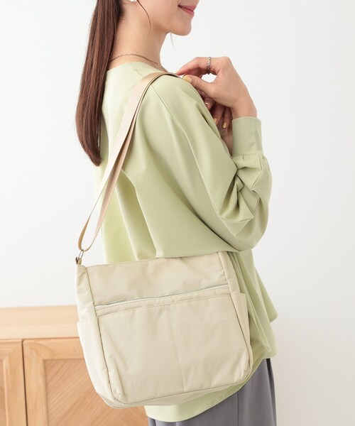 SHOO・LA・RUE(シューラルー)の「【撥水】10ポケットスクエアショルダーバッグ(ショルダーバッグ・レディース・グレー/アイボリー/ブラック/ライトブルー/イエロー・00)」の10枚目の写真