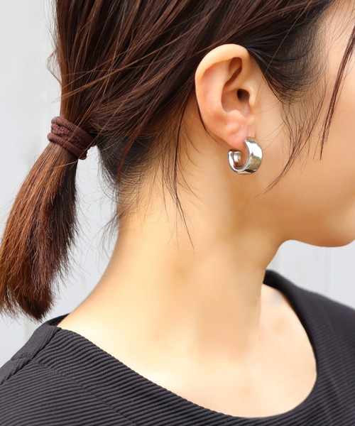 ieLS(イエルズ)の「金属アレルギー対応「ieLS」ステンレス ワイドフープピアス(ピアス(両耳用)・レディース・ゴールド/シルバー・ONE SIZE)」の2枚目の写真