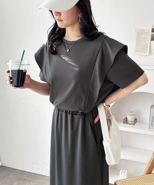 GeeRA(ジーラ)の「夏にぴったり。ラッフルフリルショルダーウエストマークワンピース(ワンピース・レディース・チャコール/ホワイト×ブラック/ブラック・LARGE/X-LARGE/MEDIUM)」の9枚目の写真