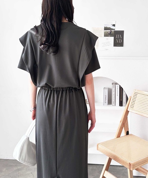 GeeRA(ジーラ)の「夏にぴったり。ラッフルフリルショルダーウエストマークワンピース(ワンピース・レディース・チャコール/ホワイト×ブラック/ブラック・LARGE/X-LARGE/MEDIUM)」の12枚目の写真