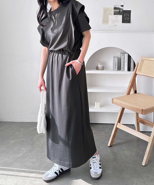 GeeRA(ジーラ)の「夏にぴったり。ラッフルフリルショルダーウエストマークワンピース(ワンピース・レディース・チャコール/ホワイト×ブラック/ブラック・LARGE/X-LARGE/MEDIUM)」の11枚目の写真