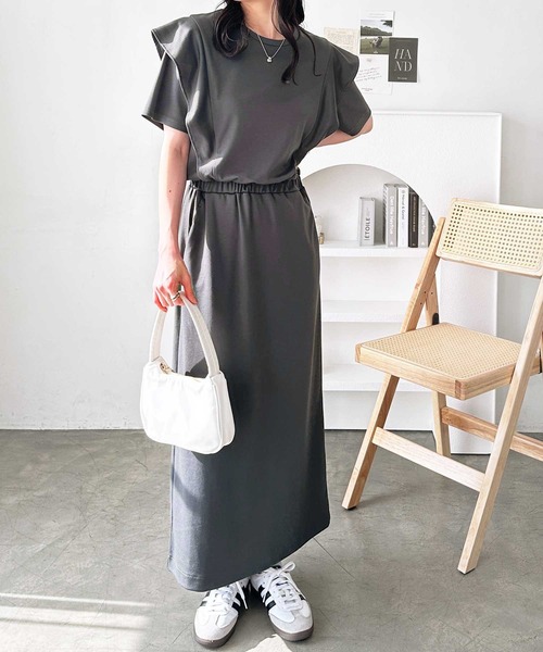 GeeRA(ジーラ)の「夏にぴったり。ラッフルフリルショルダーウエストマークワンピース(ワンピース・レディース・チャコール/ホワイト×ブラック/ブラック・LARGE/X-LARGE/MEDIUM)」の10枚目の写真