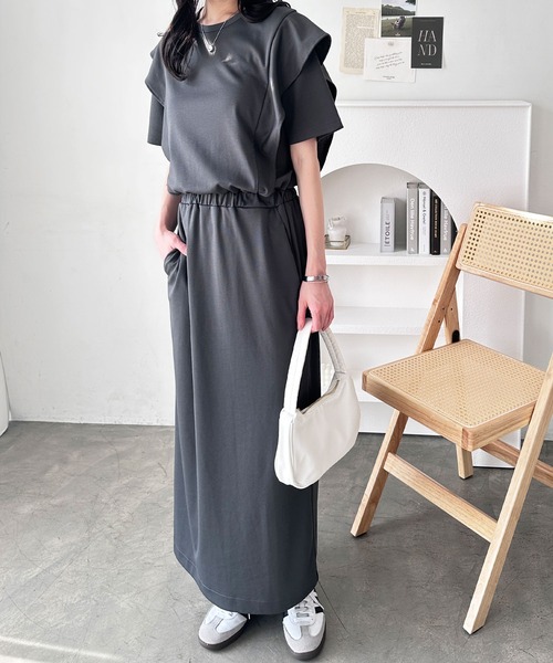 GeeRA(ジーラ)の「夏にぴったり。ラッフルフリルショルダーウエストマークワンピース(ワンピース・レディース・チャコール/ホワイト×ブラック/ブラック・LARGE/X-LARGE/MEDIUM)」の15枚目の写真