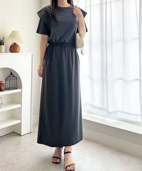 GeeRA(ジーラ)の「夏にぴったり。ラッフルフリルショルダーウエストマークワンピース(ワンピース・レディース・チャコール/ホワイト×ブラック/ブラック・LARGE/X-LARGE/MEDIUM)」の17枚目の写真