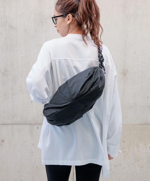 HEREIAM（ヘレイアム）の「【HEREIAM】スポーティーZIP BAG（ショルダーバッグ・レディース・カーキ/ブラック/レオパード/カモフラージュ・FREE）」の2枚目の写真