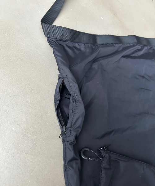 UNDERSTATEMENTs（アンダーステイトメント）の「【ユニセックス】ポケッタブルショルダーバッグ/リップストップ（ショルダーバッグ・メンズ・ブラック/マスタード・FREE）」の16枚目の写真