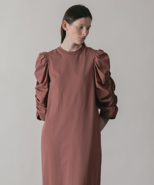 CINOH(チノ)の「CLEFF GATHERED SLEEVE DRESS(ワンピース・レディース・グレー/ブラック/ボルドー・36/38)」の3枚目の写真