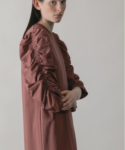 CINOH(チノ)の「CLEFF GATHERED SLEEVE DRESS(ワンピース・レディース・グレー/ブラック/ボルドー・36/38)」の9枚目の写真