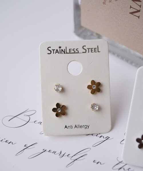 ammy.（エイミードット）の「【 ammy. / エイミードット 】 フラワー リボン メタル セットピアス / ステンレス（ピアス（両耳用）・レディース・シルバー/ゴールド系/シルバー系/ゴールド・FREE）」の4枚目の写真