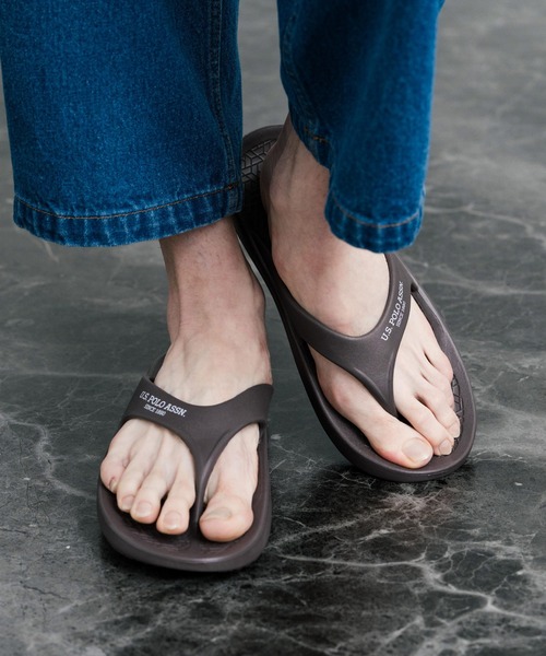 U.S. POLO ASSN.(ユーエスポロアッスン)の「U.S. POLO ASSN. ユーエスポロアッスン 軽量 ワンポイントロゴ入りトングサンダル/ビーチサンダル(サンダル・メンズ・ブラック/アイボリー/ダークブラウン・M/L/LL)」の2枚目の写真