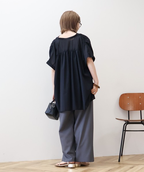 AMERICAN HOLIC（アメリカンホリック）の「イージーケア 接触冷感 フレンチスリーブギャザーシャツ（シャツ/ブラウス・レディース・ブラック/アイボリー/モカ/サックスブルー・M/L）」の22枚目の写真