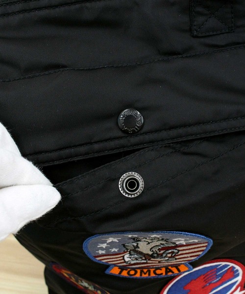 AVIREX(アヴィレックス)の「TOP GUN HELMET BAG(トートバッグ・メンズ・ブラック/セージグリーン・FREE)」の3枚目の写真