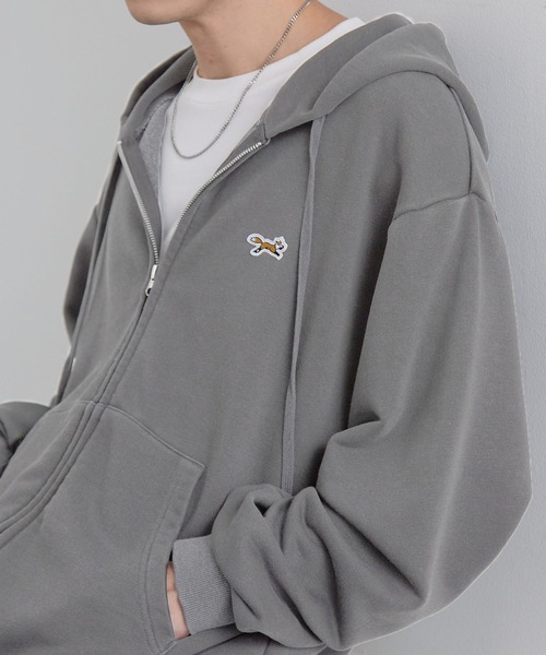 PENNEYS（ぺニーズ）の「PENNEYS/ペニーズ 別注 THE FOX ロゴ ワンポイント刺繍 ヴィンテージライク ヘビーウェイト ジップパーカー【セットアップ対応】（パーカー・メンズ・ブラウン/ブラック/グレー/カーキ/ネイビー・S/L/M）」の2枚目の写真
