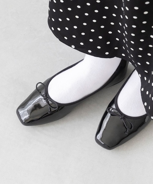 welleg（ウェレッグ）の「幅広 freely 4E スクエアトゥ フラットバレエシューズ（バレエシューズ・レディース・シルバー/ブラック/アイボリー/レッド/ブラック系・22.0cm/22.5cm/23.0cm/23.5cm/24.0cm/24.5cm/25.0cm/25.5cm/26.0cm/26.5cm）」の3枚目の写真