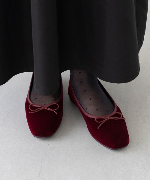 welleg（ウェレッグ）の「幅広 freely 4E スクエアトゥ フラットバレエシューズ（バレエシューズ・レディース・シルバー/ブラック/アイボリー/レッド/ブラック系・22.0cm/22.5cm/23.0cm/23.5cm/24.0cm/24.5cm/25.0cm/25.5cm/26.0cm/26.5cm）」の4枚目の写真