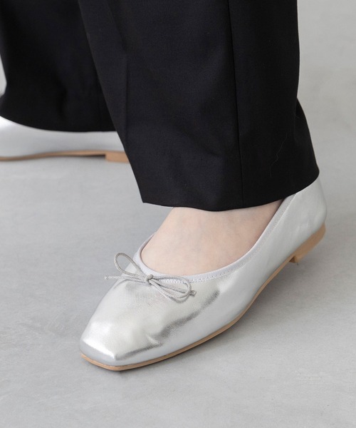 welleg（ウェレッグ）の「幅広 freely 4E スクエアトゥ フラットバレエシューズ（バレエシューズ・レディース・シルバー/ブラック/アイボリー/レッド/ブラック系・22.0cm/22.5cm/23.0cm/23.5cm/24.0cm/24.5cm/25.0cm/25.5cm/26.0cm/26.5cm）」の5枚目の写真