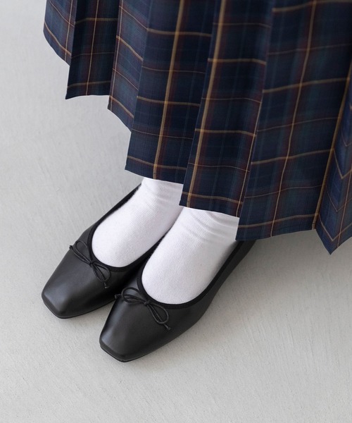 welleg（ウェレッグ）の「幅広 freely 4E スクエアトゥ フラットバレエシューズ（バレエシューズ・レディース・シルバー/ブラック/アイボリー/レッド/ブラック系・22.0cm/22.5cm/23.0cm/23.5cm/24.0cm/24.5cm/25.0cm/25.5cm/26.0cm/26.5cm）」の2枚目の写真