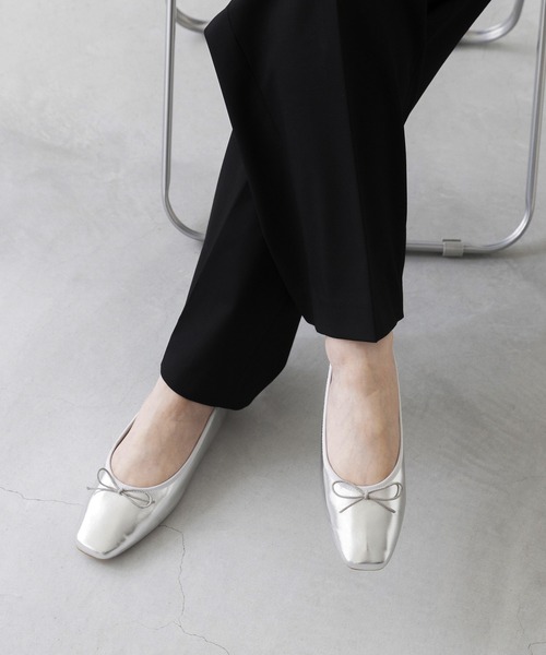 welleg（ウェレッグ）の「幅広 freely 4E スクエアトゥ フラットバレエシューズ（バレエシューズ・レディース・シルバー/ブラック/アイボリー/レッド/ブラック系・22.0cm/22.5cm/23.0cm/23.5cm/24.0cm/24.5cm/25.0cm/25.5cm/26.0cm/26.5cm）」の19枚目の写真