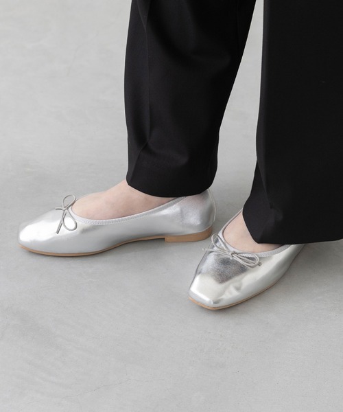 welleg（ウェレッグ）の「幅広 freely 4E スクエアトゥ フラットバレエシューズ（バレエシューズ・レディース・シルバー/ブラック/アイボリー/レッド/ブラック系・22.0cm/22.5cm/23.0cm/23.5cm/24.0cm/24.5cm/25.0cm/25.5cm/26.0cm/26.5cm）」の7枚目の写真