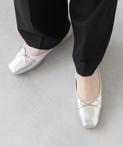 welleg（ウェレッグ）の「幅広 freely 4E スクエアトゥ フラットバレエシューズ（バレエシューズ・レディース・シルバー/ブラック/アイボリー/レッド/ブラック系・22.0cm/22.5cm/23.0cm/23.5cm/24.0cm/24.5cm/25.0cm/25.5cm/26.0cm/26.5cm）」の8枚目の写真