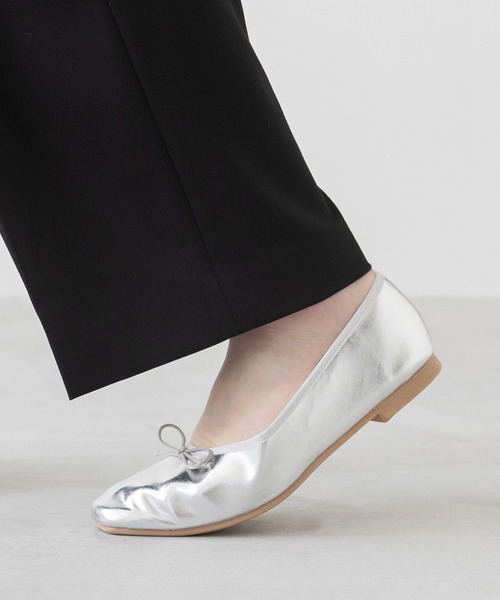 welleg（ウェレッグ）の「幅広 freely 4E スクエアトゥ フラットバレエシューズ（バレエシューズ・レディース・シルバー/ブラック/アイボリー/レッド/ブラック系・22.0cm/22.5cm/23.0cm/23.5cm/24.0cm/24.5cm/25.0cm/25.5cm/26.0cm/26.5cm）」の18枚目の写真