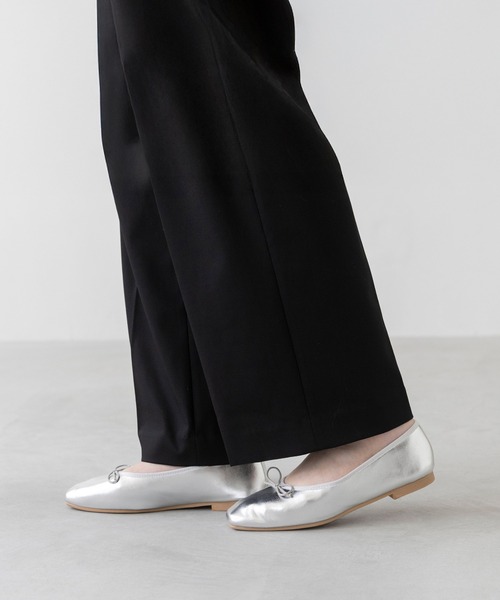 welleg（ウェレッグ）の「幅広 freely 4E スクエアトゥ フラットバレエシューズ（バレエシューズ・レディース・シルバー/ブラック/アイボリー/レッド/ブラック系・22.0cm/22.5cm/23.0cm/23.5cm/24.0cm/24.5cm/25.0cm/25.5cm/26.0cm/26.5cm）」の9枚目の写真