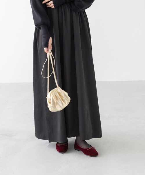 welleg（ウェレッグ）の「幅広 freely 4E スクエアトゥ フラットバレエシューズ（バレエシューズ・レディース・シルバー/ブラック/アイボリー/レッド/ブラック系・22.0cm/22.5cm/23.0cm/23.5cm/24.0cm/24.5cm/25.0cm/25.5cm/26.0cm/26.5cm）」の6枚目の写真