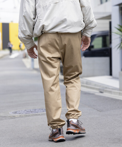 Gramicci（グラミチ）の「GRAMICCI/グラミチ 別注T/C TWILL JOGGER PANTS（その他パンツ・メンズ・チャコールグレー/ベージュ/ブラック・MEDIUM/LARGE/SMALL）」の5枚目の写真