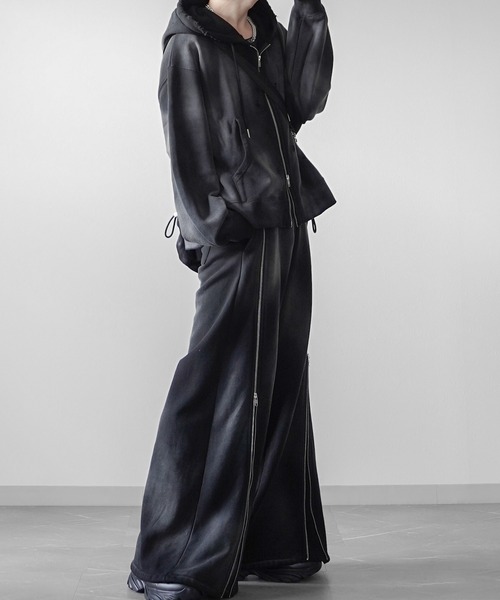 ELLUV（エルブ）の「【ELLUV/エルヴ】ヴィンテージフェード＆ダメージ加工 ジップギミックストレート/フレアスウェットパンツ（スウェットパンツ・メンズ・ブラック/ブラック系その他・M/L/S）」の21枚目の写真