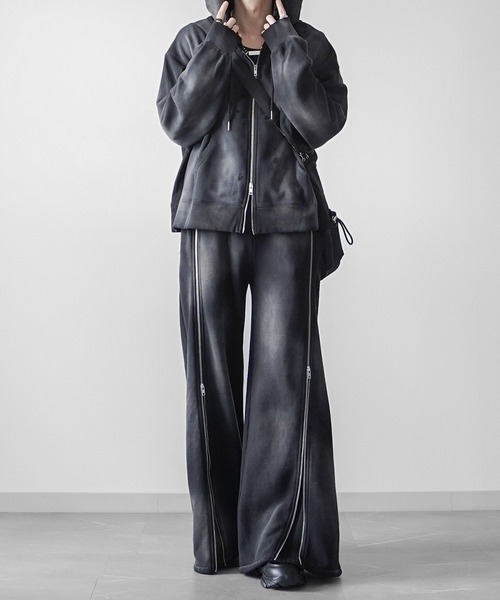 ELLUV（エルブ）の「【ELLUV/エルヴ】ヴィンテージフェード＆ダメージ加工 ジップギミックストレート/フレアスウェットパンツ（スウェットパンツ・メンズ・ブラック/ブラック系その他・M/L/S）」の22枚目の写真