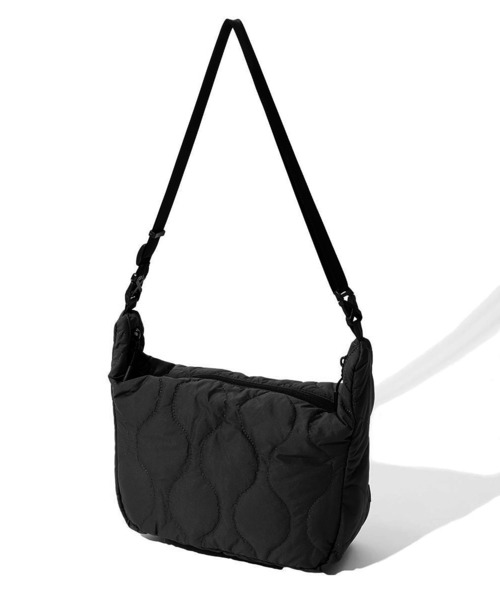 POLeR（ポーラー）の「POLER QUILTED STROLL SHOULDER BAG（ショルダーバッグ・メンズ・ブラック・FREE）」の2枚目の写真