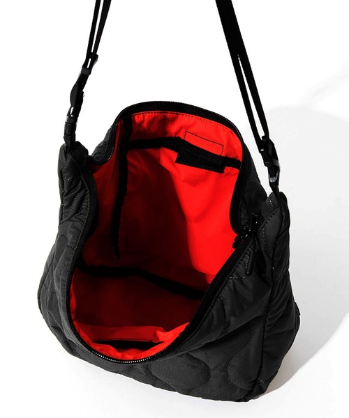 POLeR（ポーラー）の「POLER QUILTED STROLL SHOULDER BAG（ショルダーバッグ・メンズ・ブラック・FREE）」の5枚目の写真