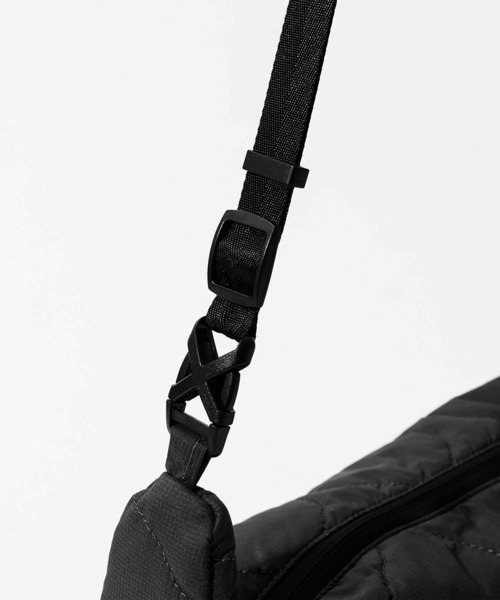 POLeR（ポーラー）の「POLER QUILTED STROLL SHOULDER BAG（ショルダーバッグ・メンズ・ブラック・FREE）」の8枚目の写真