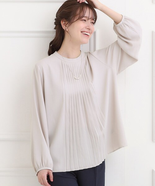 SHOO・LA・RUE（シューラルー）の「【洗濯機可】女性らしさとすっきり見えを叶える フロントプリーツブラウス（シャツ/ブラウス・レディース・オフホワイト/ライトベージュ・05/04/03/02/01）」の2枚目の写真