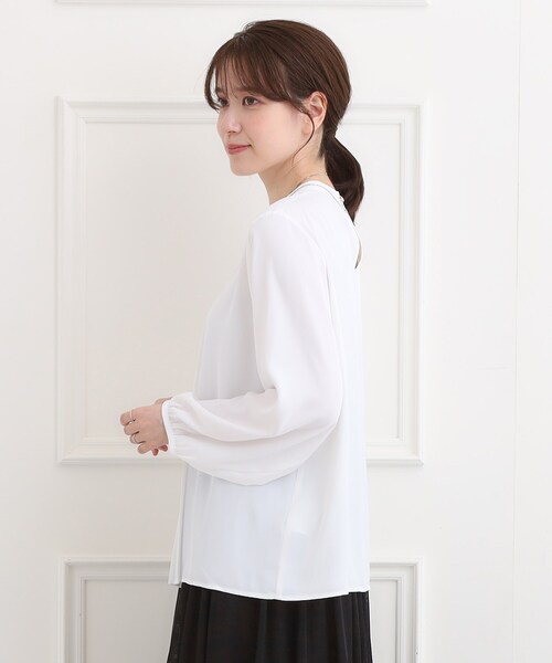 SHOO・LA・RUE（シューラルー）の「【洗濯機可】女性らしさとすっきり見えを叶える フロントプリーツブラウス（シャツ/ブラウス・レディース・オフホワイト/ライトベージュ・05/04/03/02/01）」の5枚目の写真