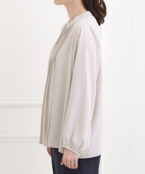 SHOO・LA・RUE（シューラルー）の「【洗濯機可】女性らしさとすっきり見えを叶える フロントプリーツブラウス（シャツ/ブラウス・レディース・オフホワイト/ライトベージュ・05/04/03/02/01）」の13枚目の写真