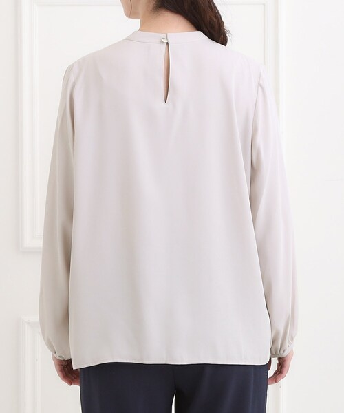 SHOO・LA・RUE（シューラルー）の「【洗濯機可】女性らしさとすっきり見えを叶える フロントプリーツブラウス（シャツ/ブラウス・レディース・オフホワイト/ライトベージュ・05/04/03/02/01）」の14枚目の写真