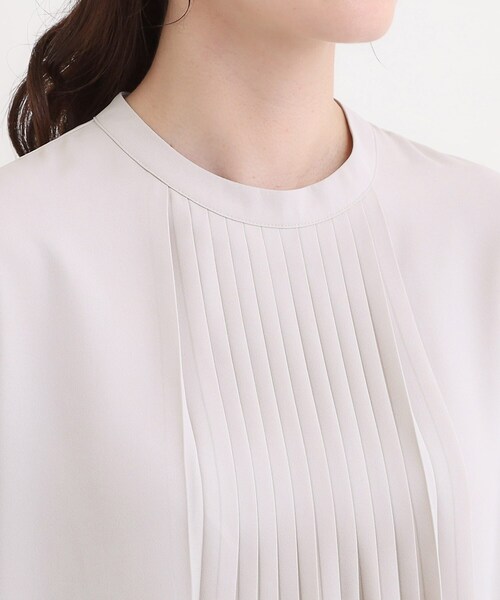 SHOO・LA・RUE（シューラルー）の「【洗濯機可】女性らしさとすっきり見えを叶える フロントプリーツブラウス（シャツ/ブラウス・レディース・オフホワイト/ライトベージュ・05/04/03/02/01）」の15枚目の写真