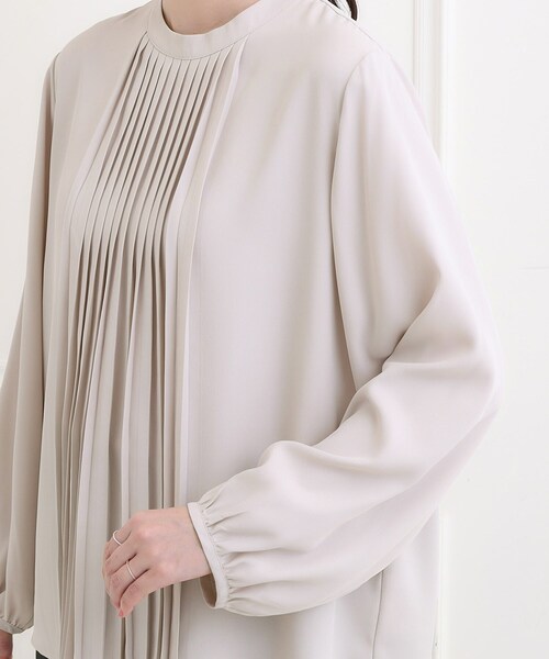 SHOO・LA・RUE（シューラルー）の「【洗濯機可】女性らしさとすっきり見えを叶える フロントプリーツブラウス（シャツ/ブラウス・レディース・オフホワイト/ライトベージュ・05/04/03/02/01）」の17枚目の写真